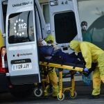 Una ambulancia recoge a una persona con coronavirus