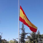 La bandera luce a media asta en el Ayuntamiento de Pozuelo