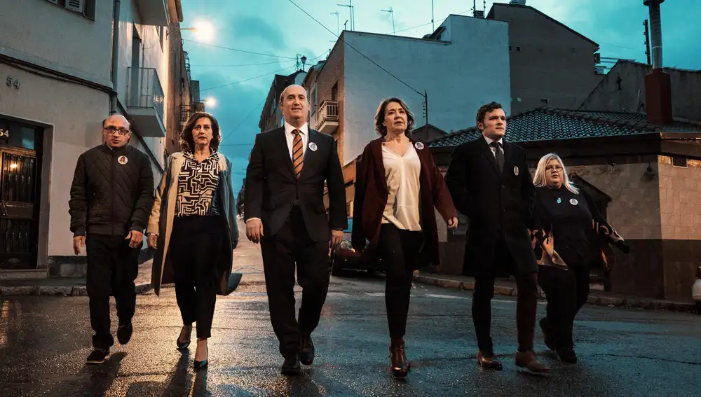 De izda. a dcha., Jesús Vidal, Yaël Belicha, Javier Cámara, María Pujalte, Adam Jezierski y Esty Quesada, reparto principal de «Vamos Juan»