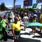 Simpatizantes del presidente de Brasil, Jair Bolsonaro, se manifiestan en su apoyo, este sábado en Río de Janeiro. La Policía Militar disolvió la manifestación a favor del presidente Bolsonaro, quien defiende el fin del confinamiento por la Covid-19.