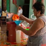 Una mujer sirve la bebida ancestral llamada taberna el 21 de marzo de 2020, en la localidad de Miraflores en el estado de Chiapas (México).
