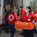 Voluntarios de Cruz Roja reparten material.