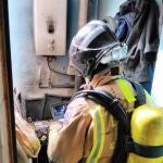 Bomberos atendiendo un incendio en una vivienda