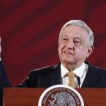El presidente de México, Andrés Manuel López Obrador, habla este lunes durante su rueda de prensa matutina en Palacio Nacional de Ciudad de México
