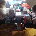 Alicia y su hija elaboran en casa mascarillas de protección con sus máquinas de coser que echan humo estos días