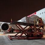 Uno de los aviones fletados por Iberia para traer material sanitario desde China descarga un cargamento en Barajas