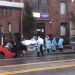 Ante la cantidad de cadáveres, los sanitarios cargan camiones con carretillas elevadoras