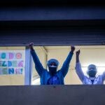 Personal médico del Hospital Dos de Mayo de Barcelona agradece los aplausos y muestras de apoyo de los ciudadanos