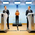 El primer ministro holandés, Mark Rutte (izda), y el titular de Sanidad, Hugo de Jonge, hablan a la Prensa de la pandemia de coronavirus, ayer en La Haya/EFE