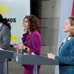 El vicepresidente de Derechos Sociales, Pablo Iglesias, la portavoz del Gobierno y ministra de Hacienda, María Jesús Montero, y la vicepresidenta de Asuntos Económicos y Transformación Digital, Nadia Calviño, durante una rueda de prensa