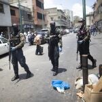 Fuerzas especiales de Venezuela conminan a la gente a entrar en sus casas