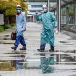 Dos técnicos sanitarios en el exterior del hospital Temporal de la Comunidad de Madrid en Ifema