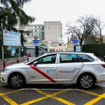 Un taxi pasa al lado de las Urgencias del Hospital Gregorio Marañón