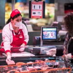 Un empleado y un cliente llevan mascarillas en un supermercado de Viena/EFE