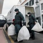 Miembros de la Guardia Civil transportan material sanitario y retiran ropa infectada para trasladarla a una lavandería de la residencia de ancianos de Es Mercadal, Menorca este miércoles donde ha fallecido uno de los residentes por coronavirus.