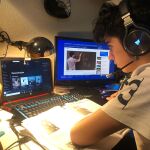 Un alumno sigue las clases a distancia