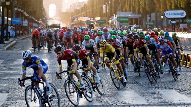 El pelotón del Tour, en los Campos Elíseos durante la última etapa de la pasada edición