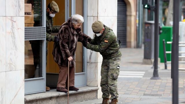 Dos ingenieros del Ejército de Tierra ayudan a una mujer en Salamanca