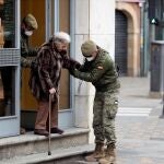 Dos ingenieros del Ejército de Tierra ayudan a una mujer en Salamanca