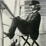 El escritor Mark Twain a bordo de un barco en 1897, treinta años después de su aventura en el Acrópolis