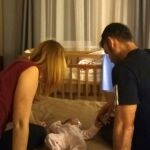 Ana y su pareja en Kiev, junto a su hija nacida por gestación subrogada