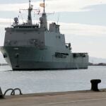 El buque de asalto anfibio Galicia de la Armada Española tuvo que acudir en marzo al puerto de Melilla para dar apoyo sanitario a la ciudad autónoma en plena crisis sanitaria del COVID-19. EFE/F.G.Guerrero