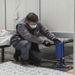 Un trabajador de Ferrovial colaborando en el montaje del hospital de campaña de Ifema
