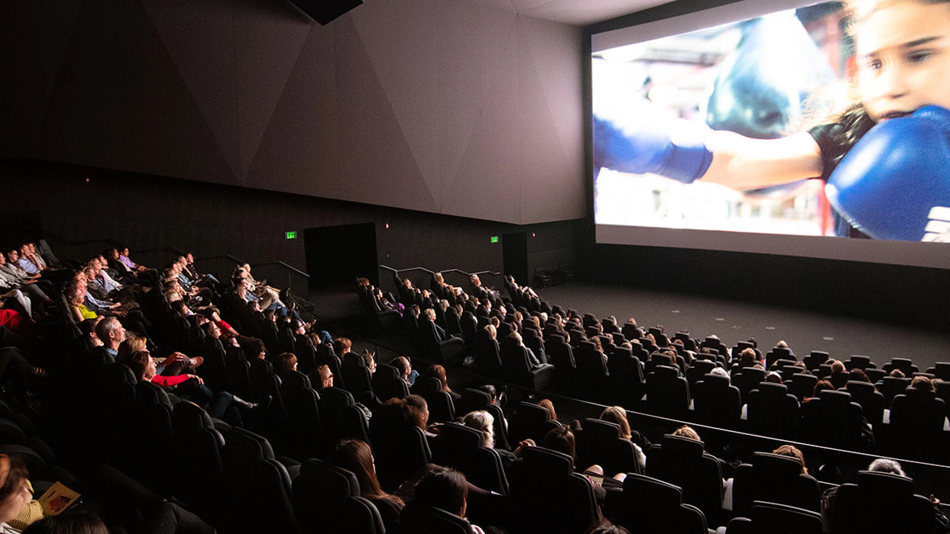 Una sala de cine con tecnología de la empresa Dolby.
