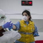 Personal sanitario se forma en la colocación y retirada del equipo de protección individual (EPI) para evitar posibles contagios