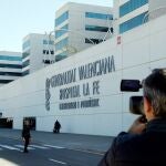 Un periodista toma imágenes del exterior del hospital La Fe. EFE/Kai Försterling/Archivo