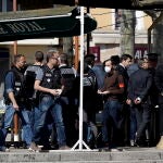 El ministro de Interior francés, Christophe Castaner (segundo por la derecha), en el lugar de los hechos, en Romans sur Isere