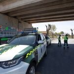 Agentes de la Guardia Civil en un control en Motril. EFE/Paquet