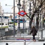 Una mujer entra a la boca del metro de Banco de España