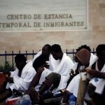 Imagen de archivo de inmigrantes que participaron en un salto en 2020. EFE/F.G. Guerrero
