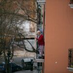 Durante el confinamiento, se acuñó el término "policías de balcón" para denominar una práctica muy habitual: la de "vigilar" si la gente incumplía las restricciones.