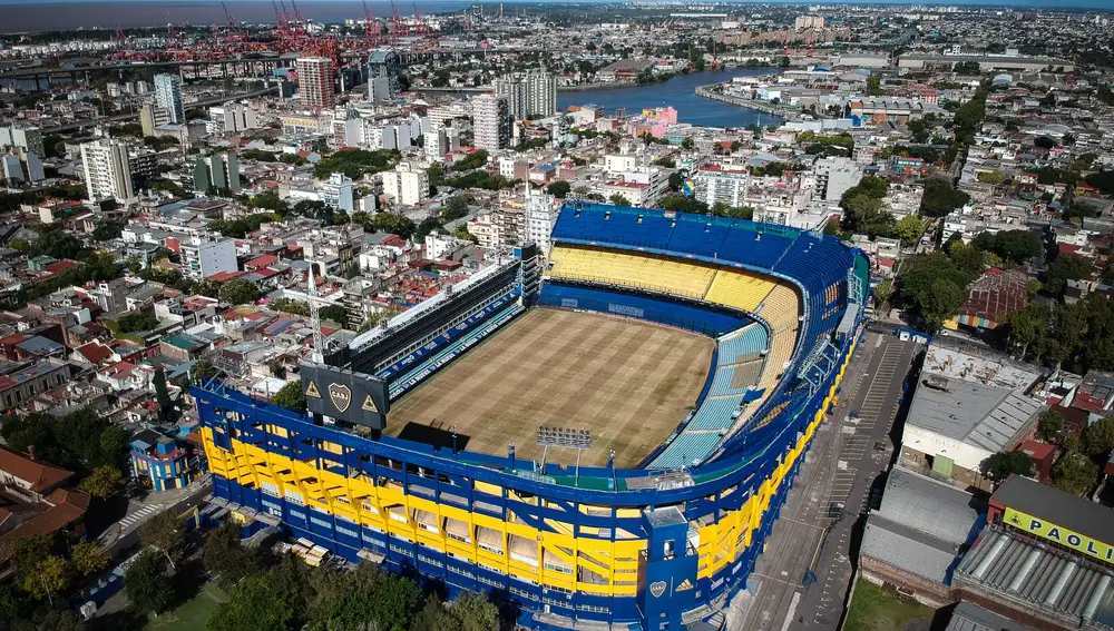 AME662. BUENOS AIRES (ARGENTINA), 06/04/2020.- Fotografía aérea del Estadio La Bombonera de Boca Juniors hoy lunes, luego de mas de 25 días desde que se paralizaran los torneos de fútbol como consecuencia del Covid-19 en Buenos Aires. La Bombonera, el mítico estadio de Boca Juniors, y las siempre concurridas y turísticas calles del barrio porteño de La Boca donde está emplazado lucen desoladas por la suspensión del torneo y la cuarentena obligatoria decretada en Argentina para evitar el contagio del coronavirus. EFE/Juan Ignacio Roncoroni