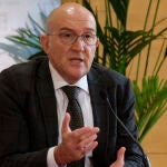 El consejero de Agricultura, Ganadería y Desarrollo Rural, Jesús Julio Carnero explica la plataforma "Campo de Encuentro"