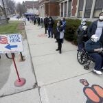 Rosie Redmon, de 79 años, guarda cola junto a su hijo para votar en el instituto de Riverside, en Milwaukee, este martes