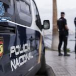Agentes de la Policía Nacional junto a un coche patrulla