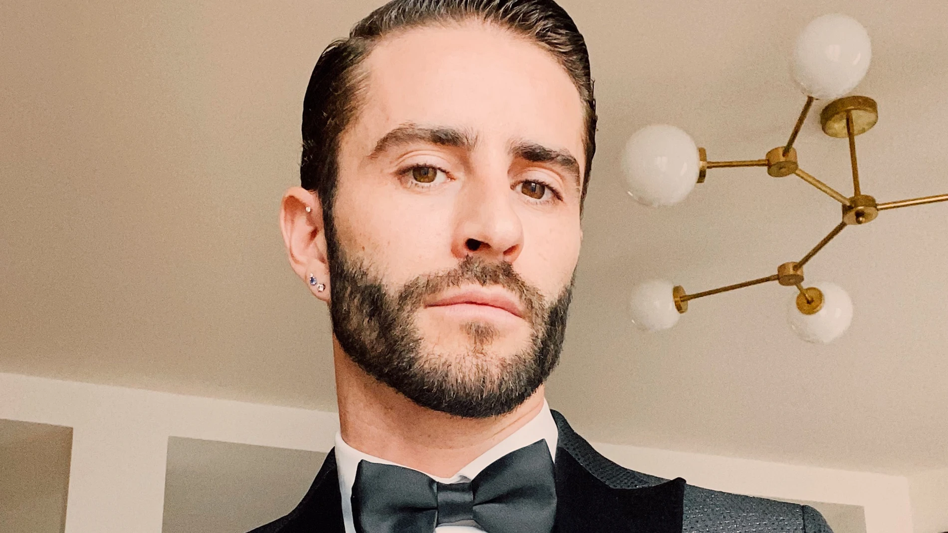 Pelayo Diaz vende su ropa por el coronavirus.