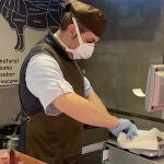 Un carnicero de El Corte Inglés en uno de los establecimientos de la cadena de supermercados