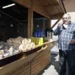 Se llama Antonio y regenta un asador de carretera situado en el pueblo castellonense de Barracas, "Los Llanos", cerrado a causa del estado de alarma pero donde cada mañana una caseta efímera de madera ofrece gratuitamente desayunos a los camioneros que siguen trabajando por la A-23, la Autovía Mudéjar.