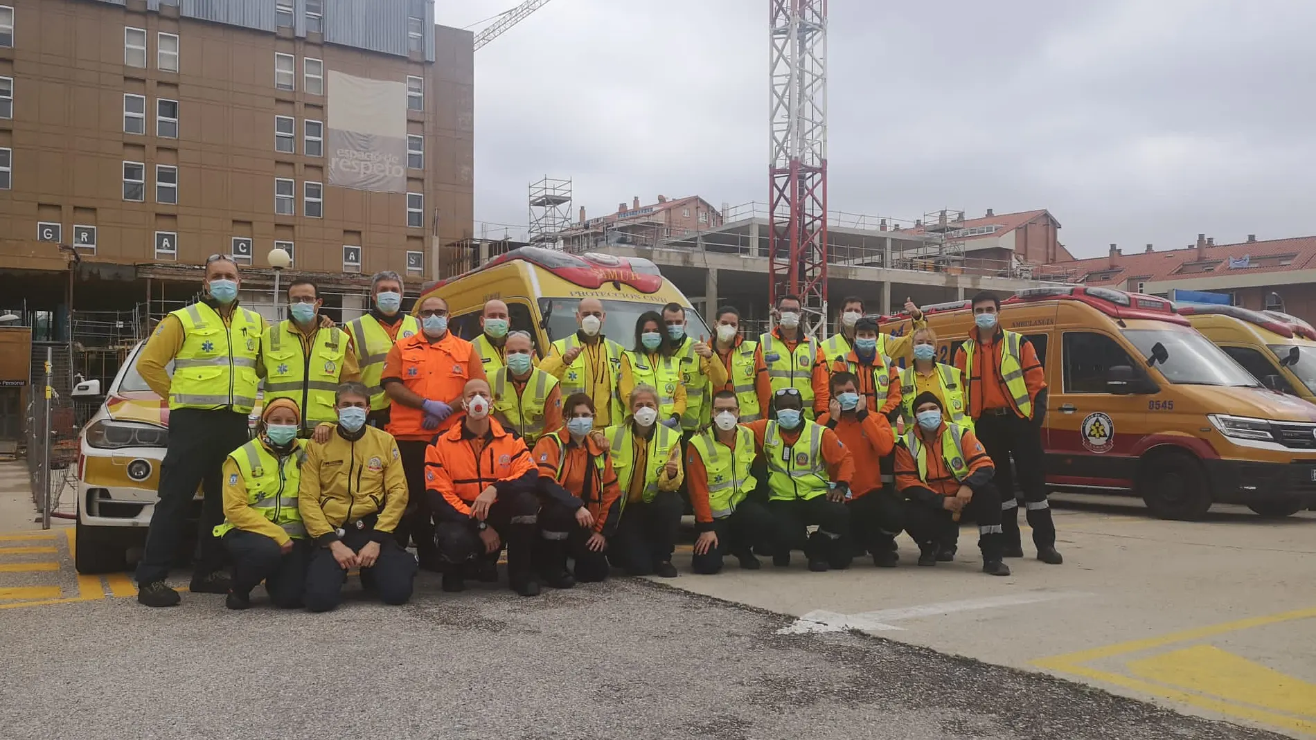 Sanitarios profesionales y voluntarios de Samur se han desplazado para reforzar el dispositivo de la Junta de Castilla y León