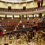 Los miembros del Congreso de los Diputados aplauden en homenaje a los miembros del personal sanitario