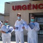 Médicos del Hospital de Castellón muestran las cartas