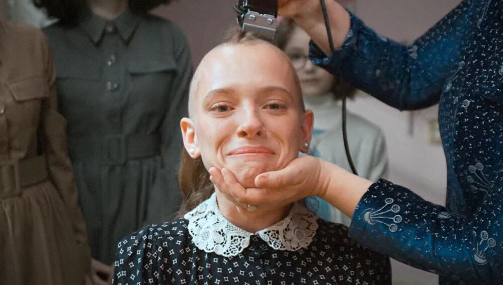 La protagonista en el momento en que una peluquera le rapa el pelo