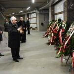 El ultraconservador Jarosław Kaczynski en el monumento a las víctimas de la tragedia aérea en la que falleció su hermano gemelo, el entonces presidente de Polonia, Lech Kaczynski/EFE