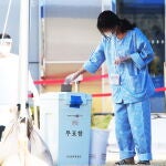 Una paciente vota por correo para las próximas elecciones generales en Corea del Sur en un centro para enfermos de Covid-19 en Yongin/EFE