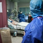 Médicos y enfermeras atienden a un paciente en el hospital Ambroise Pare en Neuilly-sur-Seine, al oeste de Paris/EFE