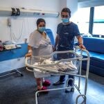 Una mujer, positivo en COVID-19, y su pareja posan junto a su bebé recién nacido en su habitación del Hospital Universitario Puerta de Hierro, en Majadahonda, Madrid. EFE/JuanJo Martín